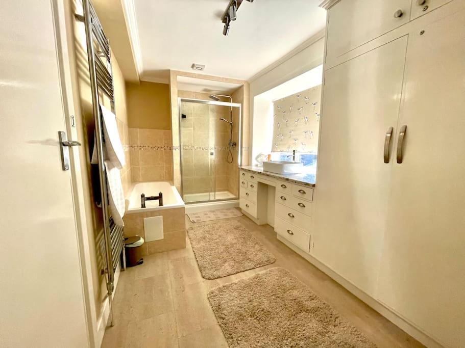 Luxury With River Views Apartment